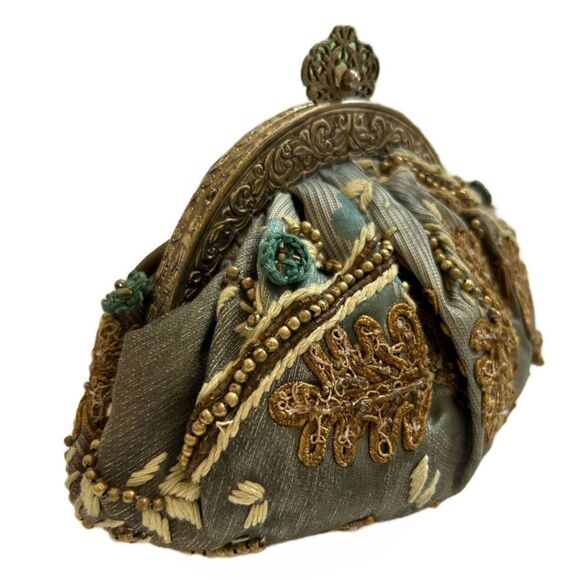 Selection SP‎ Privee Embroidered and Beaded Clutch - Picture 1 of 5